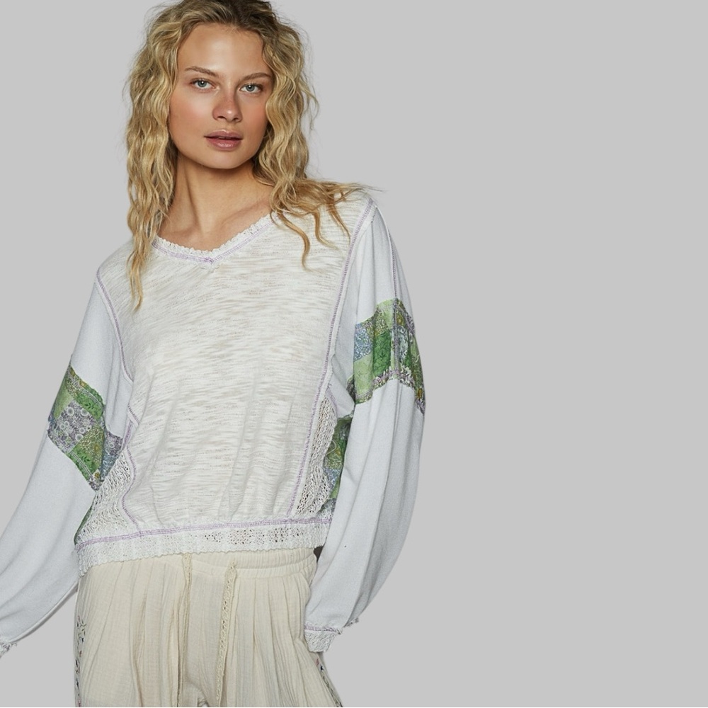 POL Round Neck Long Sleeve Floral Contrast Knit Top
